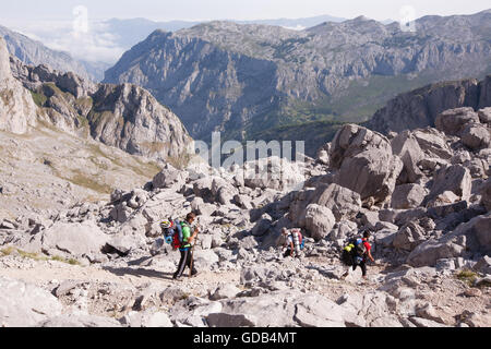 Wandern, El Naranjo de Bulnes, der Aufenthalt in, Refugio, Vega de Urriello, in Picos de Europa, Europa Nationalpark, Asturien, Spanien. Stockfoto