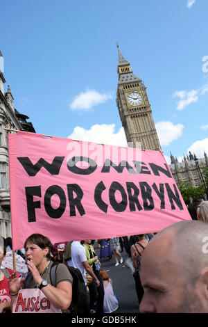 "Marsch für Europa" Demo-Frauen für Corbyn Banner am Protest zu Parlament Square In London UK 2. Juli 2016 KATHY DEWITT Stockfoto