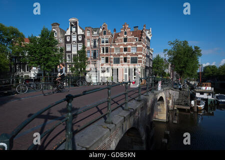 Krummen Häuser, Boote und Radfahrer im Bereich Brouwersgracht Kanal von Amsterdam Stockfoto