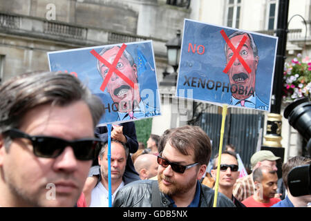 Demonstranten mit "Nein zur Fremdenfeindlichkeit" & pro Brexit Politiker Nigel Farage auf Plakaten an 'March für Europa" in London, Großbritannien 2. Juli 2016 KATHY DEWITT Stockfoto