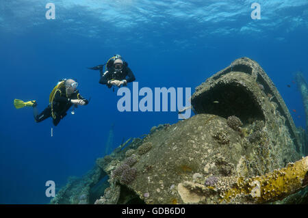 Zwei männliche Taucher am Wrack der Giannis D, Rotes Meer, Ägypten Stockfoto