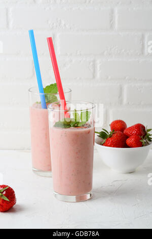 Frische Sommer Getränk mit Berry in zwei glaas Stockfoto