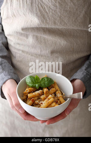 Hände halten weiße Schüssel mit Nudeln, Essen kochen Stockfoto