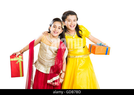 2 Kinder Mädchen Freunde Diwali Festival stehen Geschenk Box anzeigen Stockfoto