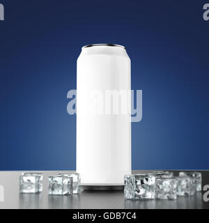 leere Silber Metall Energy-Drink kann Mock-up mit Eis, den Würfel auf der polierten Kohlefaser-Boden zu leisten, Stockfoto