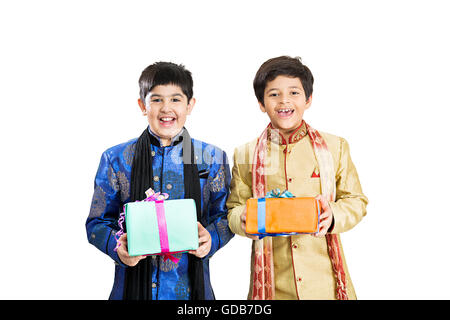 2 Kinder jungen Freunde Diwali Festival stehen Geschenk Box anzeigen Stockfoto