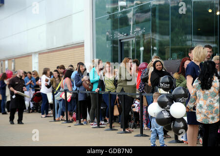 Menschen-Warteschlange bei der Eröffnung der neuen nächsten Shop, Morfa, Swansea. Stockfoto