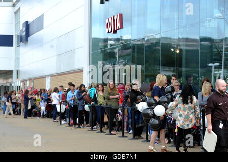 Menschen-Warteschlange bei der Eröffnung der neuen nächsten Shop, Morfa, Swansea. Stockfoto