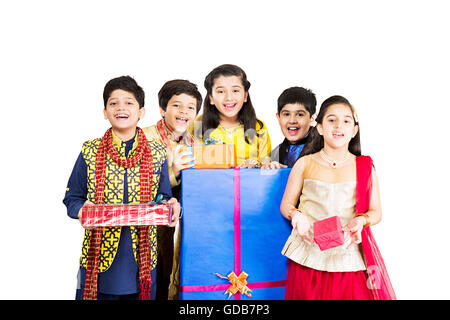 5 Kinder, Mädchen und jungen Freunde Diwali Festival Geschenk-Box zeigt Stockfoto