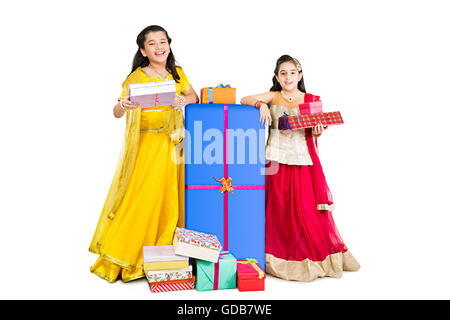 2 Kinder Mädchen Freunde Diwali Festival Geschenk-Box zeigt Stockfoto