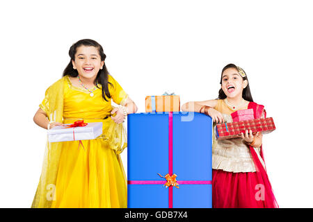 2 Kinder Mädchen Freunde Diwali Festival Geschenk-Box zeigt Stockfoto