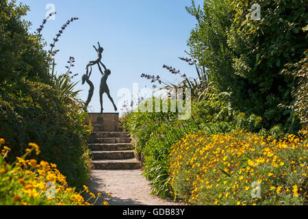 Bronze von David Wynne der Kinder Dorrien-Smith, "The Tresco Children", Tresco Klostergarten, Tresco, Isles of Scilly, UK Stockfoto