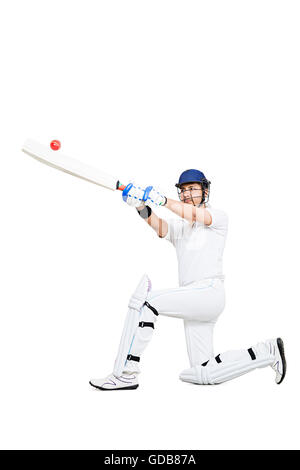 Ein indischer Junge Mann cricketer schlagen Ball Cricket sport spiel Stockfoto