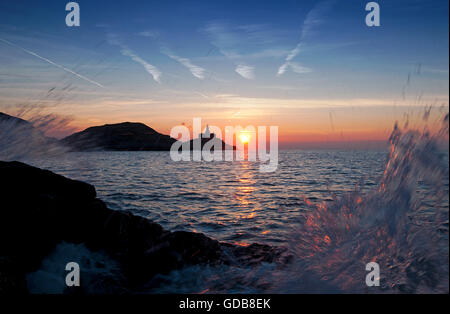 Die Sonne geht über der Mumbles Leuchtturm am Armband Bay in der Nähe von Swansea. Stockfoto