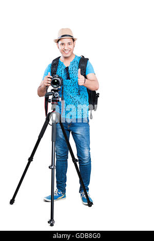 Lächelnd ein indischer Kameramann Fotograf Kamera mit Stativ Klick Bild hobby und Daumen hoch Stockfoto