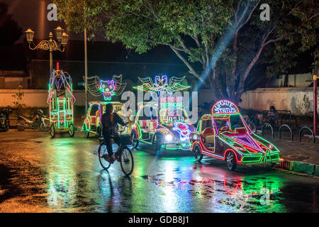 bunt beleuchtete Fahrrad Autos auf Alun-Alun Platz, Yogyakarta, Java, Indonesien, Asien Stockfoto