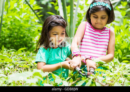 2 indische Kinder Mädchen nur Freunden Parken Schere Zerlegebetrieb Stockfoto