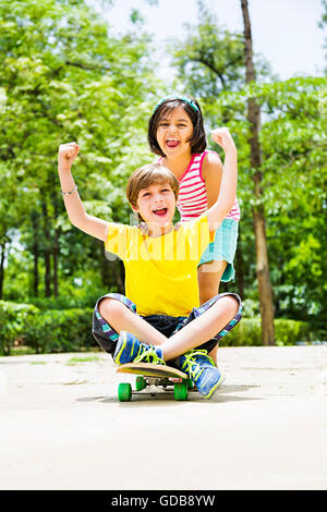 2 Indianer Kinder Jungen und Mädchen Freunden Parken Skateboard Skaten Stockfoto