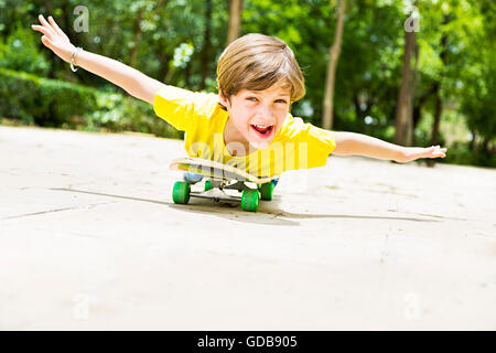 1 indische Kind junge Park Skateboard Skaten Stockfoto