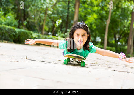 1 indische Kind Mädchen Park Skateboard Skaten Stockfoto