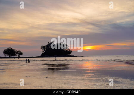 Fischer mit seiner Familie prüft Netze in den wunderschönen Sonnenuntergang in der Nähe von tropischen Insel. Phuket. Thailand Stockfoto