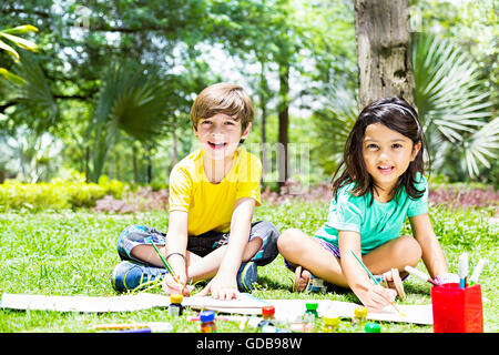 2 indische Kinder Mädchen und jungen Freunde Studenten Parken Zeichnung-Malerei Stockfoto