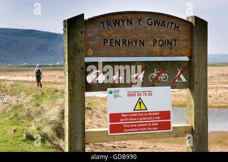 England, Wales, Gwynedd, Fairbourne Dünen, Penrhyn Punkt Walker an Gezeiten Boden Warnschild Stockfoto