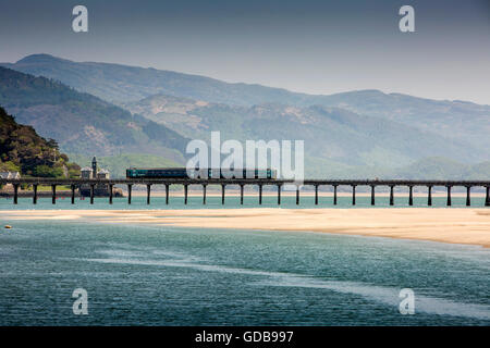 Großbritannien, Wales, Gwynedd, Barmouth, zwei Wagen Arriva Cambrian Küstelinie Zug auf Mawddach Mündung Eisenbahnviadukt Stockfoto