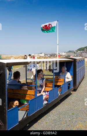 Penrhyn Punkt, Passagiere auf Fairbourne Miniatur-Eisenbahn, Gwynedd, Wales, UK trainieren bei Barmouth Fährhaus Stockfoto