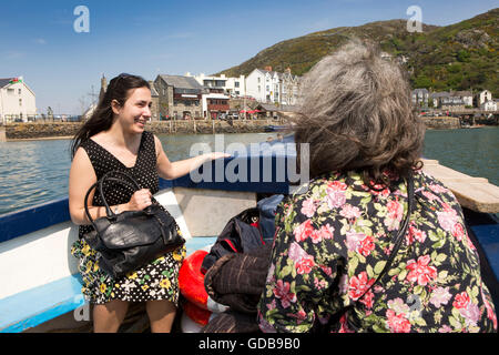 Großbritannien, Wales, Gwynedd, Penrhyn Punkt, Passagiere auf Barmouth Ferry Seren Wen im Hafen Stockfoto