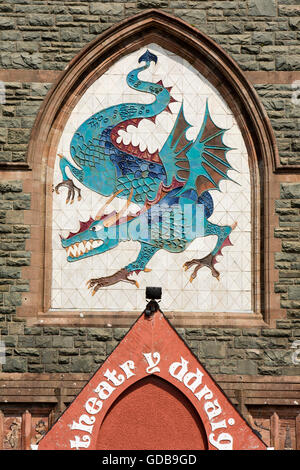 Großbritannien, Wales, Gwynedd, Barmouth, hohe Straße, Drachen Emblem über Tür Theatr y Ddraig Stockfoto