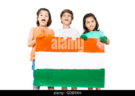 3 Indianer Kinder Freunde Independence Day Message Board zeigt Flagge Stockfoto