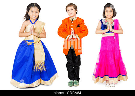 3 Indianer Kinder Freunde Diwali Festival trat Hände willkommen Stockfoto