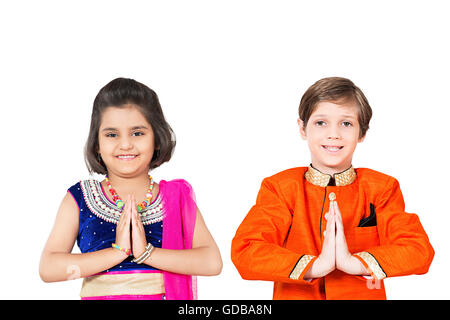 2 Indianer Kinder Jungen und Mädchen Freunden Diwali Festival trat Hände willkommen Stockfoto