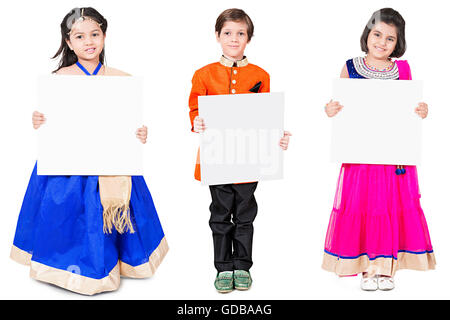 3 Indianer Kinder Freunde Diwali Festival Message Board anzeigen Stockfoto