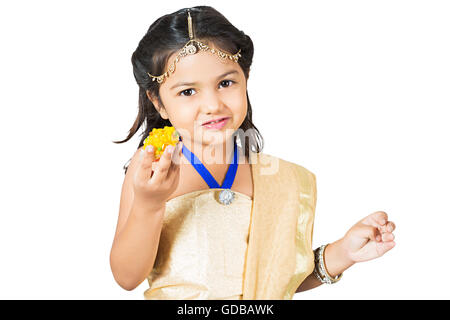 1 Kind Inderin Diwali Festival Palm Süßigkeiten Laddu geben Stockfoto