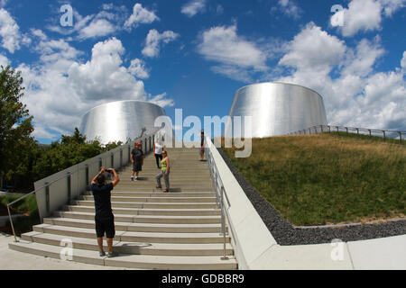 Touristen fotografieren im Rio Tinto Alcan Planetarium in Montreal, que, 3. Juli 2016. DIE kanadische Presse Bilder/Lee Brown Stockfoto