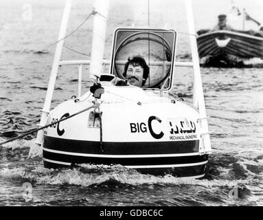 AJAX-NEWS-FOTOS. 20. JULI 1983. SOUTHAMPTON, ENGLAND. -KLEINSTE BOOT - LIVERPOOLER TOM MCNALLY IN BIG - C, WAS BEHAUPTET WIRD, UM KLEINSTE BOOT EIN SOLO ATLANTIKÜBERQUERUNG JEMALS VERSUCHT WERDEN.  FOTO: JONATHAN EASTLAND/AJAX REF: YA BIG C RECORD 1983 Stockfoto