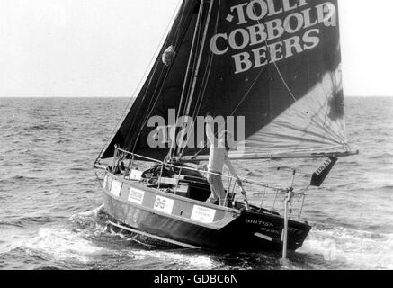 AJAX-NEWS-FOTOS. 8. MAI 1983. PENZANCE, ENGLAND. -RUND UM DIE WELT SEGLER JAMES HATFIELD AUS IPSWICH, DIE DARGELEGT IN SEINEM GAFF MANIPULIERT CORNISH CRABBER REPLIK, BRITISCHE HERZ VON IPSWICH, SEGELN UM DIE WELT-WEST NACH OSTEN DURCH DIE STRAßE VON MAGELLAN. FOTO: AJAX NEWS & FEATURE SERVICE-REF: YA BRITISH HEART 1983 Stockfoto