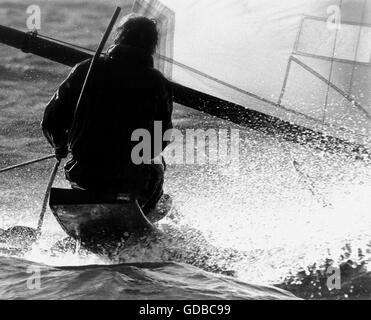 AJAX-NEWS-FOTOS. 1977. WEYMOUTH, ENGLAND.  INTERNATIONALEN SEGELKANU MIT GESCHWINDIGKEIT AUF DER STRECKE.  FOTO: JONATHAN EASTLAND/AJAX REF: YAR CANOE WEY 77 Stockfoto