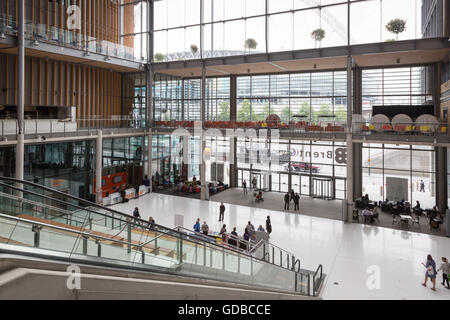 Brent Civic Centre, Wembley, London, auf der Suche nach unten in Richtung Haupteingang. Stockfoto