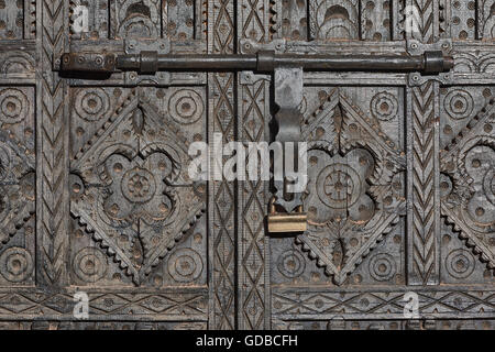 Geschnitzte hölzerne Eingangstür im Süden von Marokko. Stockfoto