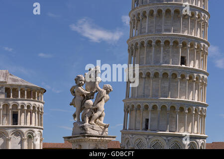 Statue und schiefe Turm von Pisa Stockfoto