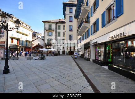 CHAMONIX, Frankreich - AUGUST 27: Blick auf die Einkaufsstraße in Chamonix Stadt am 27. August 2015. Stockfoto