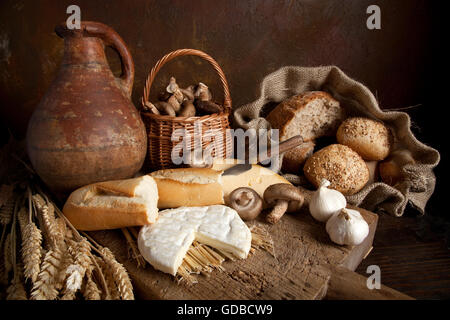 Land-Stillleben mit Brot, Käse, Pilzen und Wein in einem antiken Glas Stockfoto