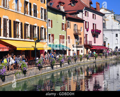 ANNECY, Frankreich - 22. August 2015: Blick auf die Straße im Zentrum von Annecy am 22. August 2015. Stockfoto