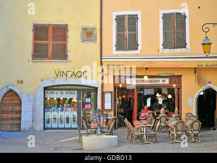 ANNECY, Frankreich - 22. August 2015: Französische Café-Restaurant im Zentrum von Annecy am 22. August 2015. Stockfoto