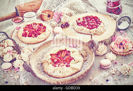 Retro getönten rustikale Satz von Obstkuchen und Meringues, hausgemachtem Gebäck, Pastell-Farben. Stockfoto