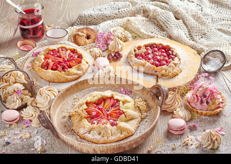 Rustikale Satz von Obstkuchen und Meringues, hausgemachtem Gebäck, Pastell-Farben. Stockfoto