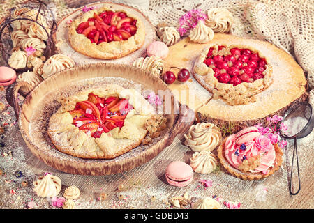 Rustikale Satz von Obstkuchen und Meringues, hausgemachtem Gebäck, Pastell-Farben. Stockfoto